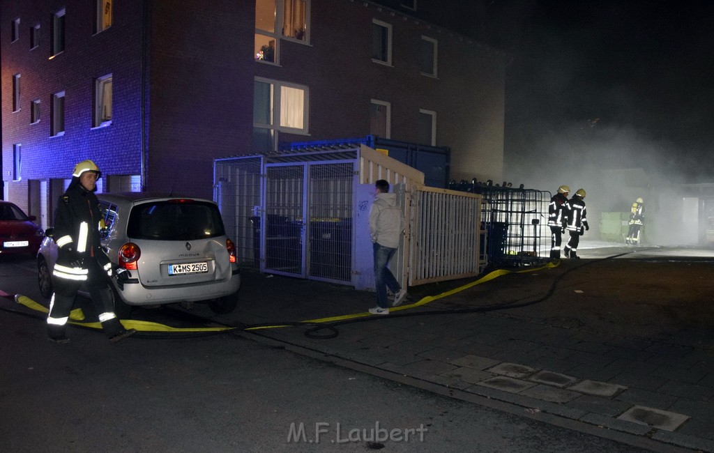 Feuer Papp Presscontainer Koeln Hoehenberg Bochumerstr P125.JPG - Miklos Laubert